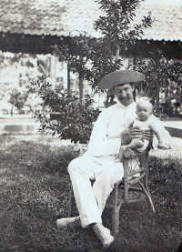 Foto van Adrien Henri MG (1873-1965) met zoon Jan Albert MG (1904-1994)